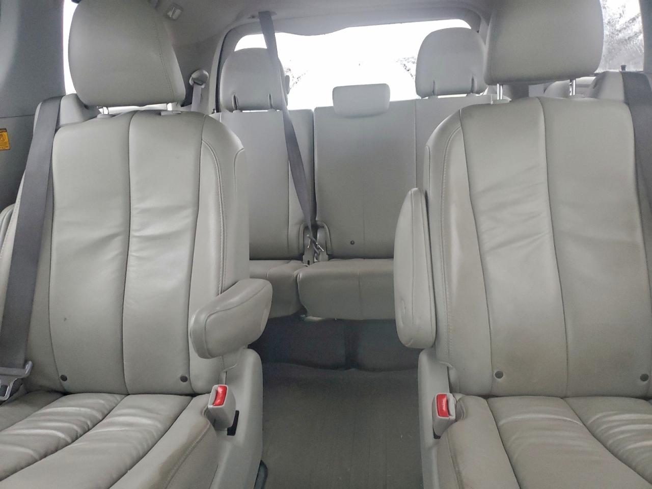 2013 TOYOTA SIENNA XLE photo 10
