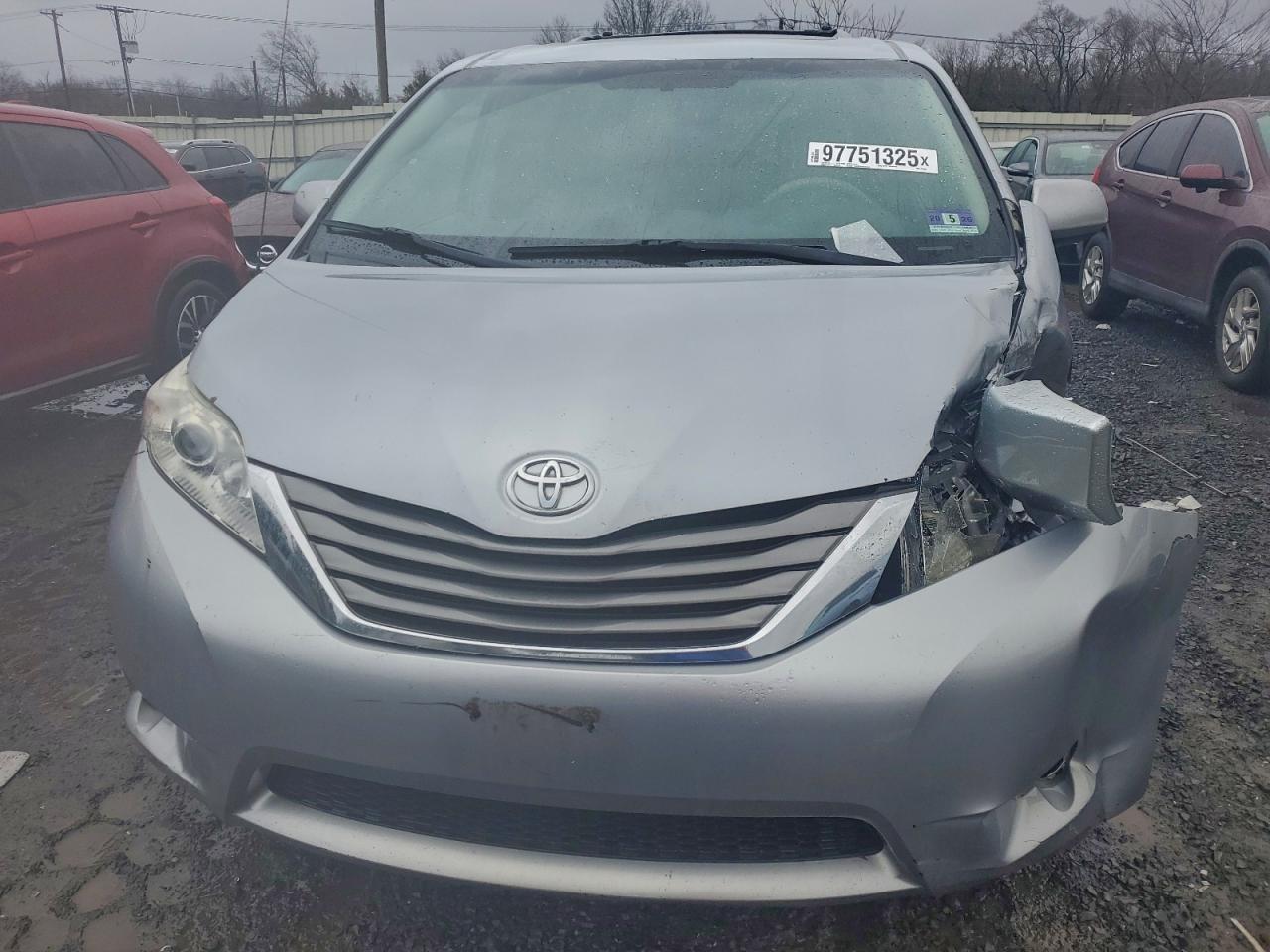 2013 TOYOTA SIENNA XLE photo 5