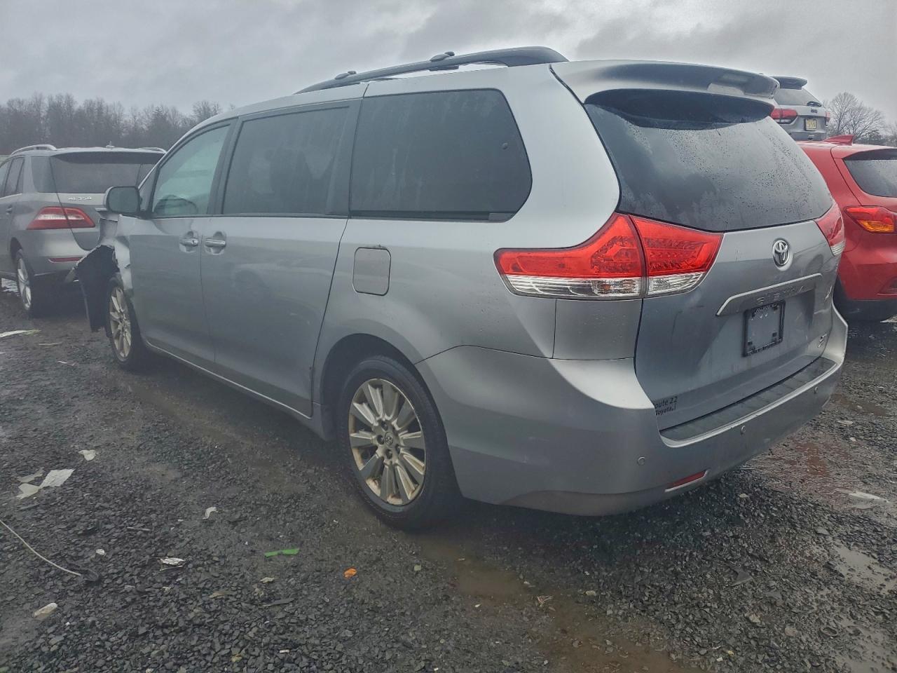 2013 TOYOTA SIENNA XLE photo 2