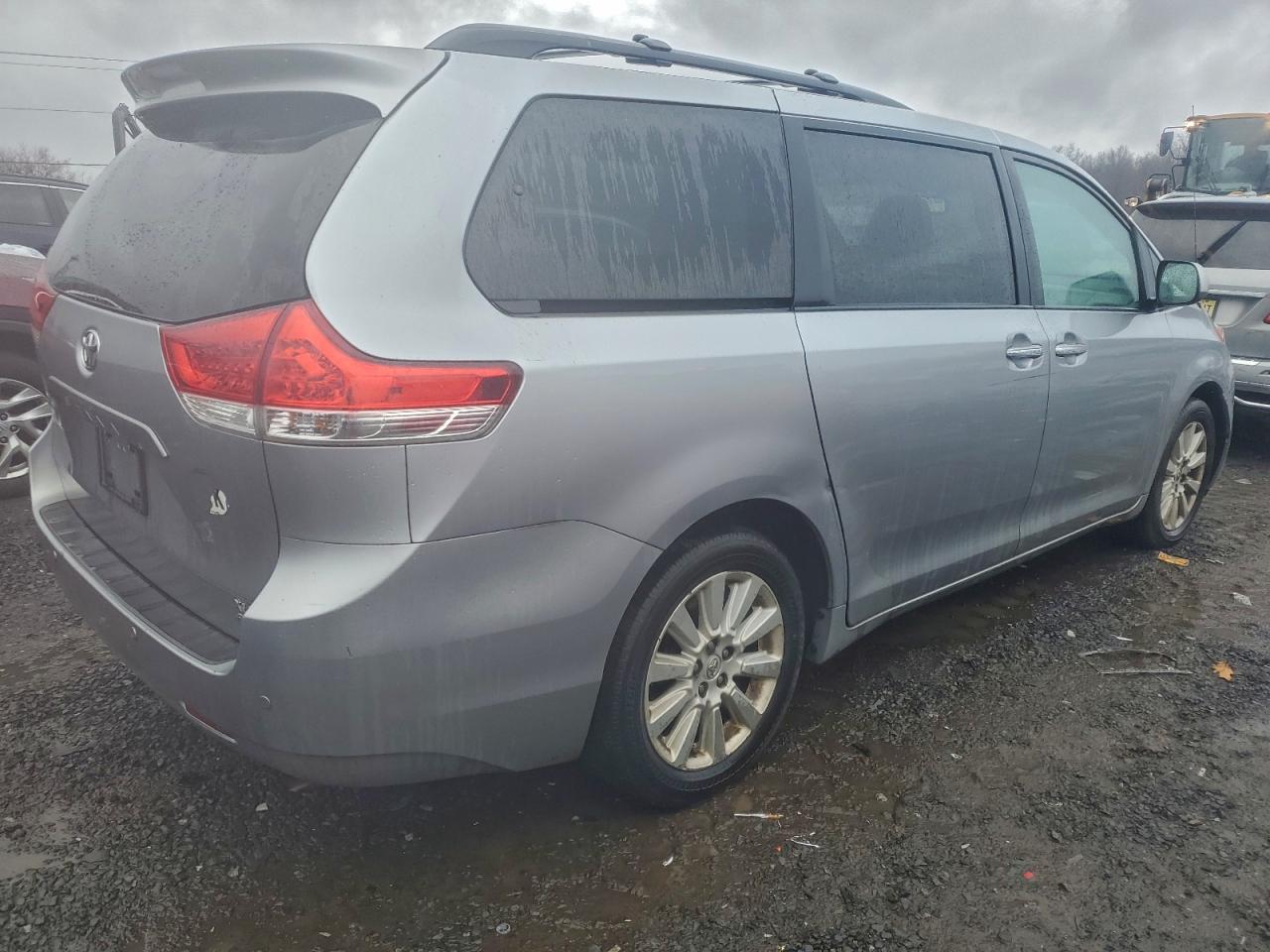 2013 TOYOTA SIENNA XLE photo 3
