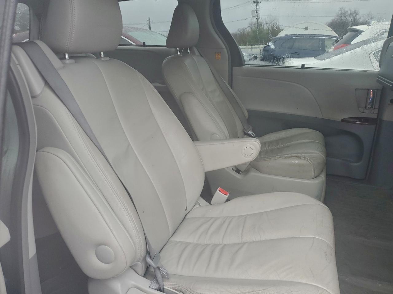 2013 TOYOTA SIENNA XLE photo 11