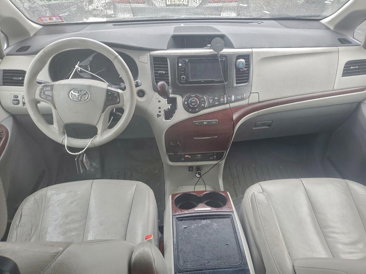 2013 TOYOTA SIENNA XLE photo 8
