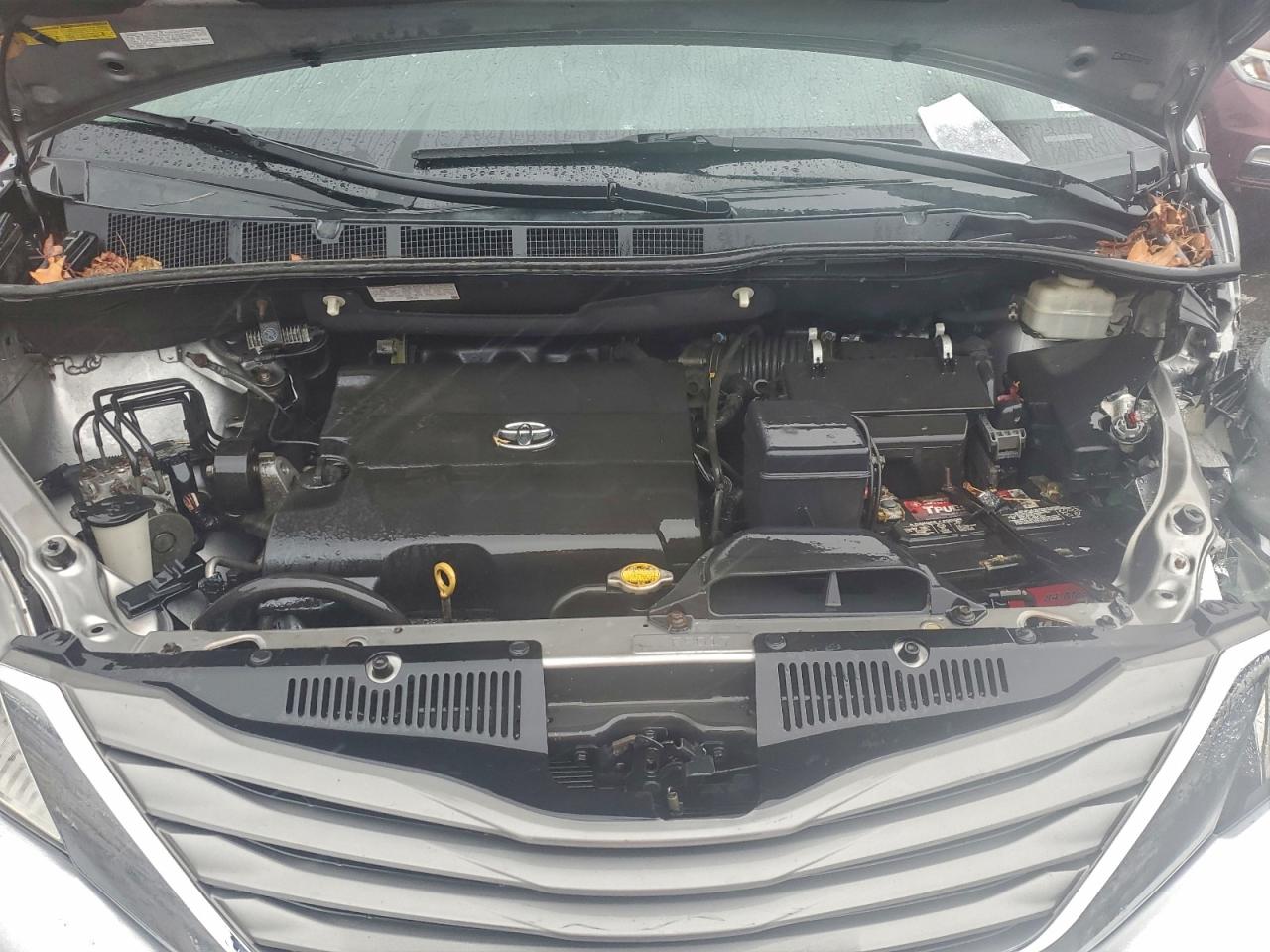 2013 TOYOTA SIENNA XLE photo 12