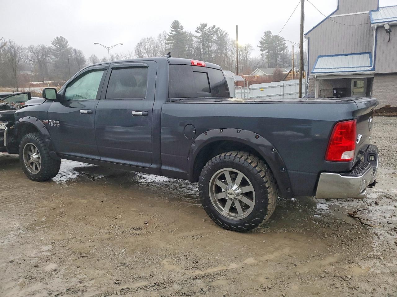 2016 RAM 1500 SLT photo 3