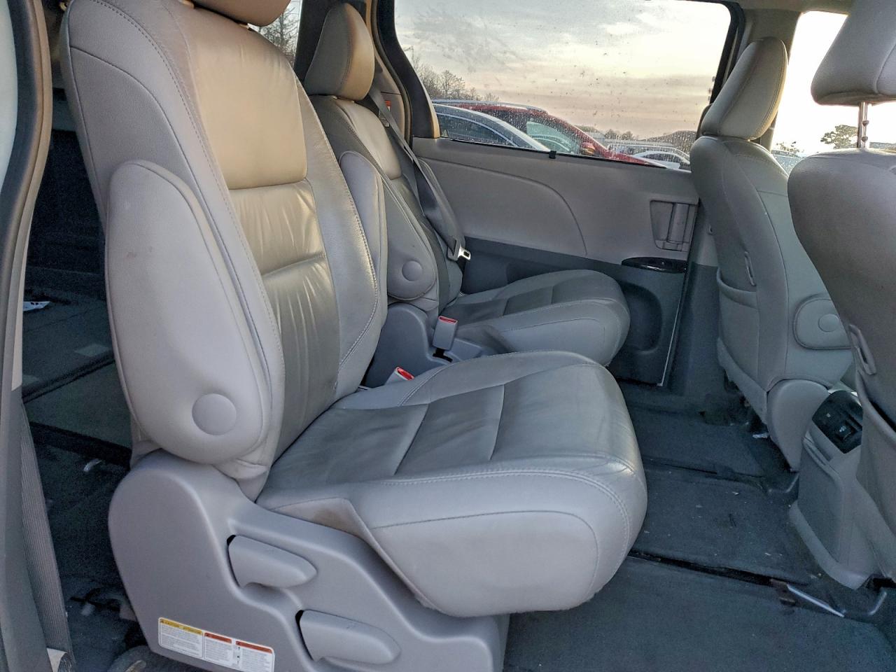 2015 TOYOTA SIENNA XLE photo 31
