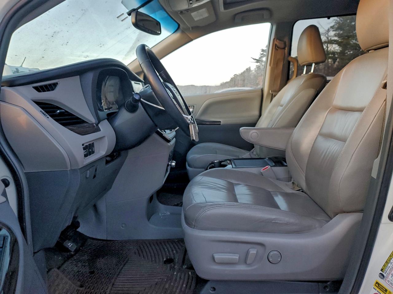 2015 TOYOTA SIENNA XLE photo 19