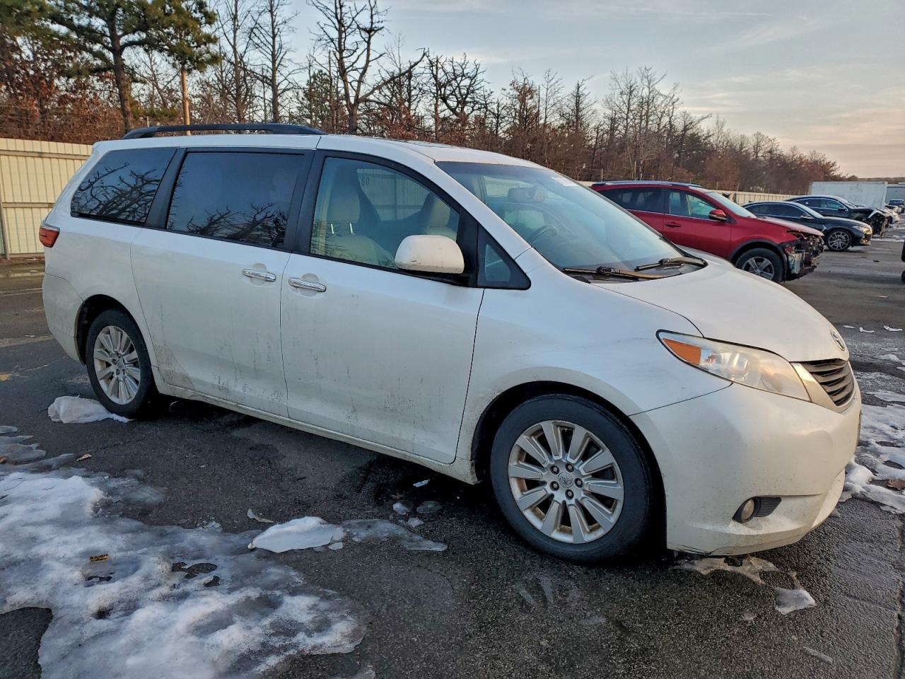2015 TOYOTA SIENNA XLE photo 10