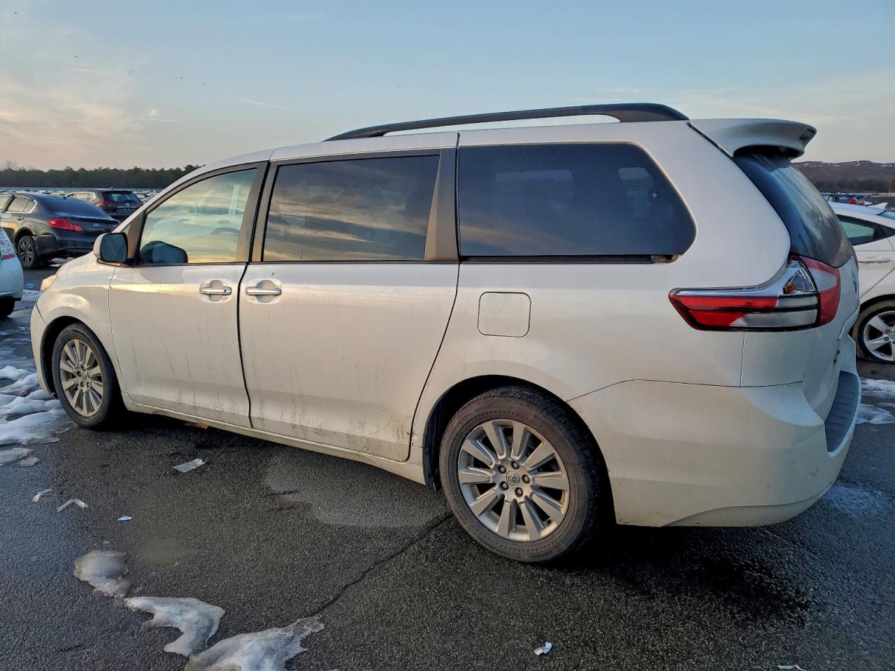 2015 TOYOTA SIENNA XLE photo 4