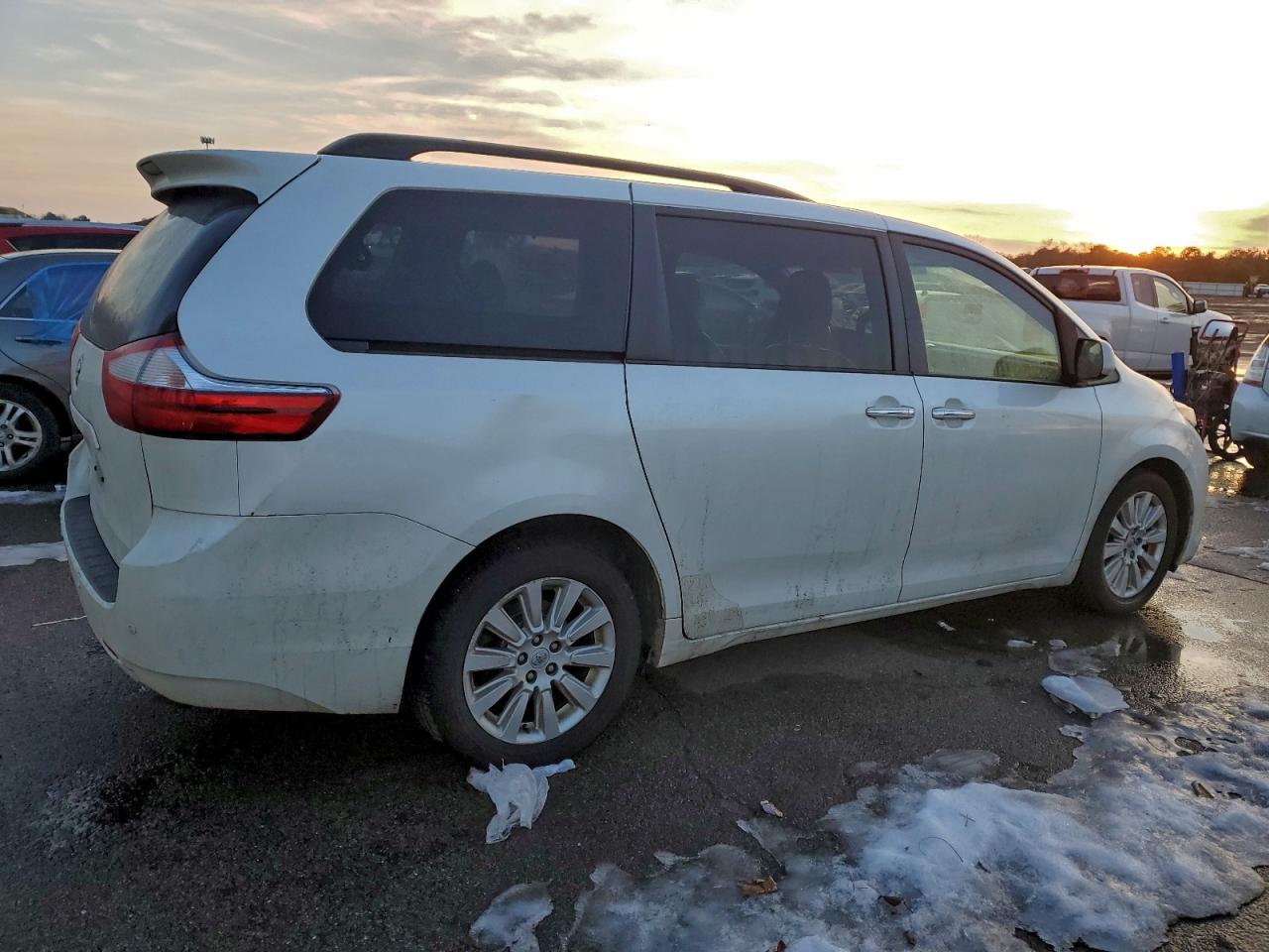 2015 TOYOTA SIENNA XLE photo 7
