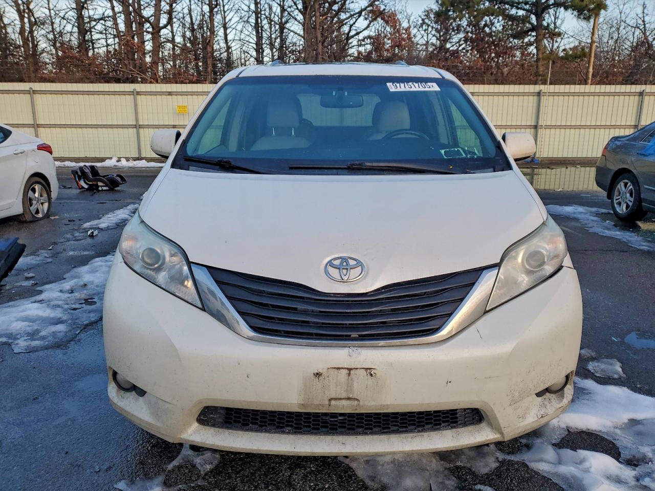 2015 TOYOTA SIENNA XLE photo 13