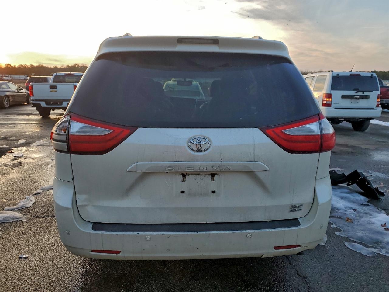 2015 TOYOTA SIENNA XLE photo 16
