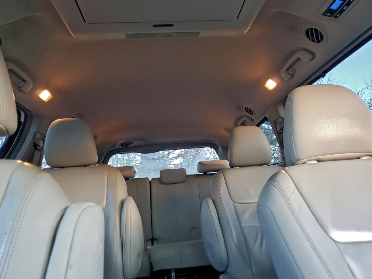 2015 TOYOTA SIENNA XLE photo 28