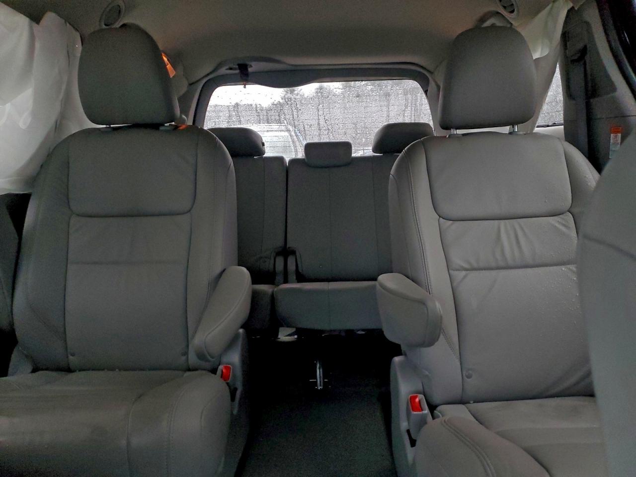 2017 TOYOTA SIENNA XLE photo 10