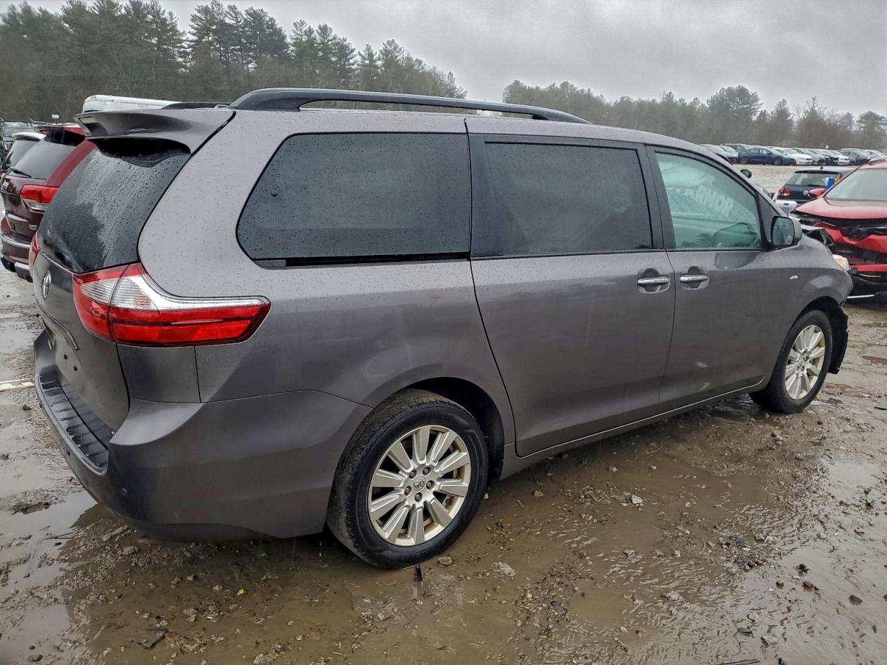 2017 TOYOTA SIENNA XLE photo 3