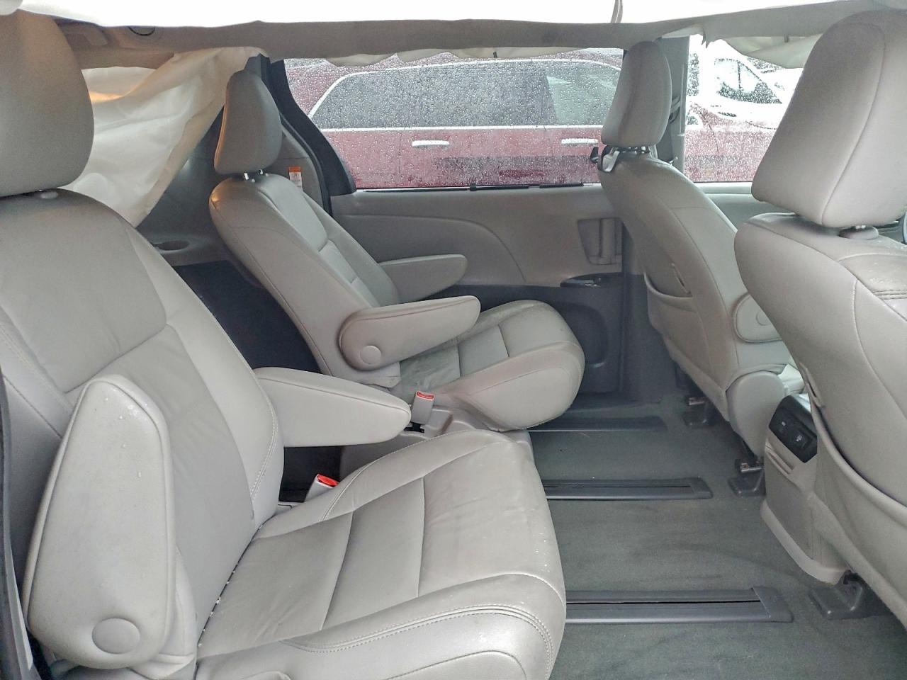 2017 TOYOTA SIENNA XLE photo 11