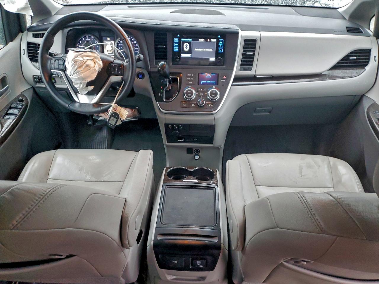 2017 TOYOTA SIENNA XLE photo 8