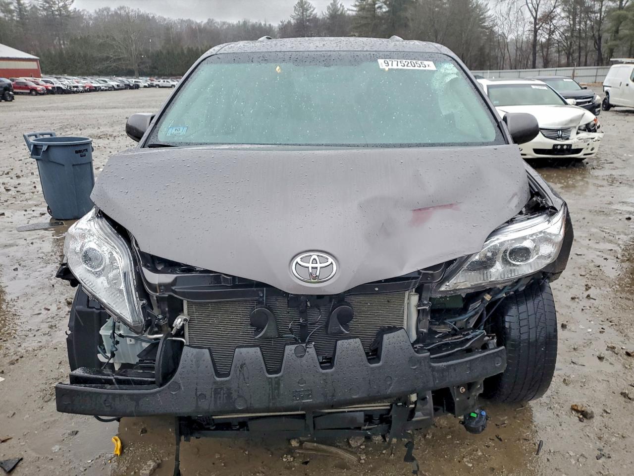 2017 TOYOTA SIENNA XLE photo 5