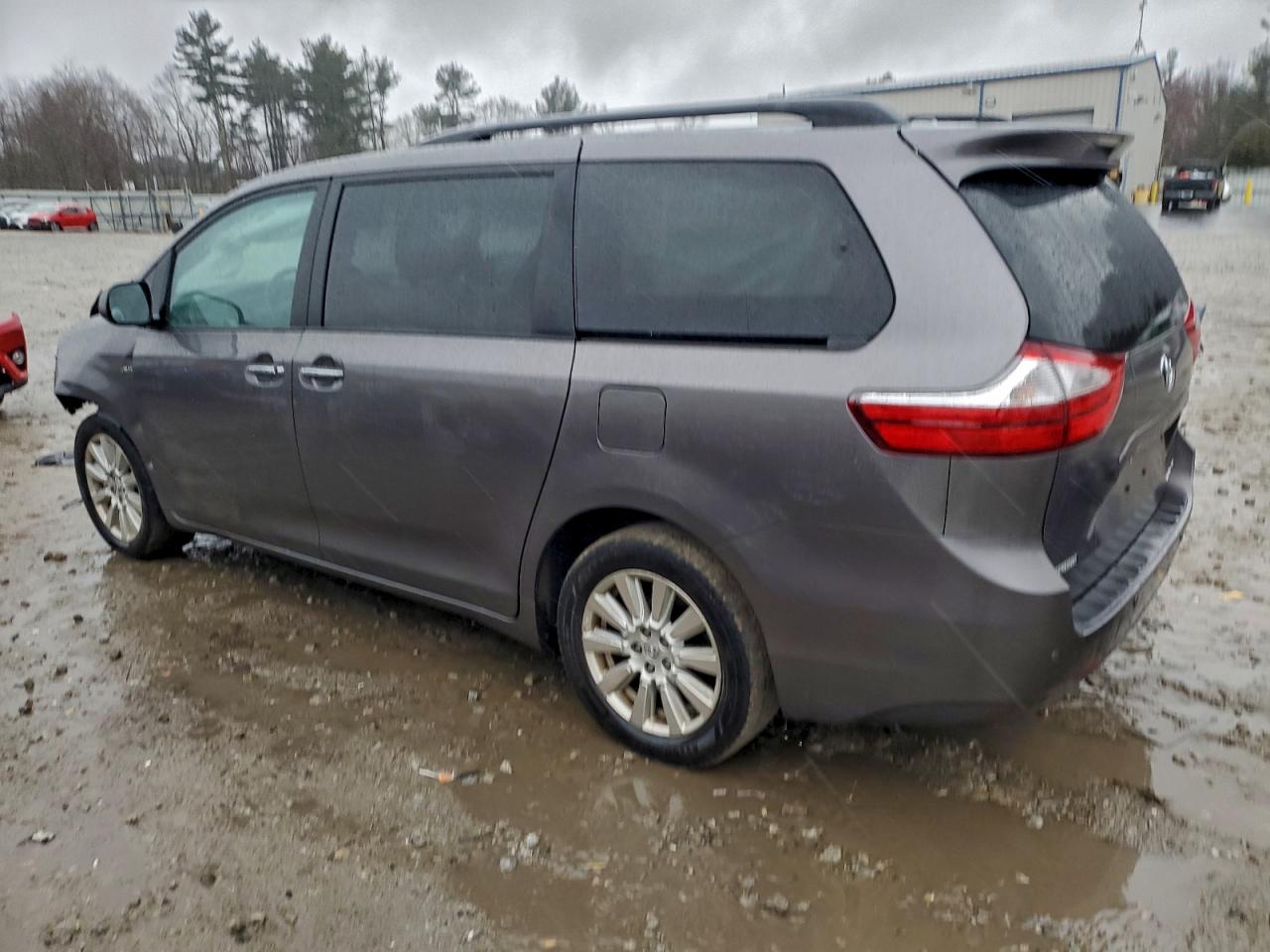 2017 TOYOTA SIENNA XLE photo 2