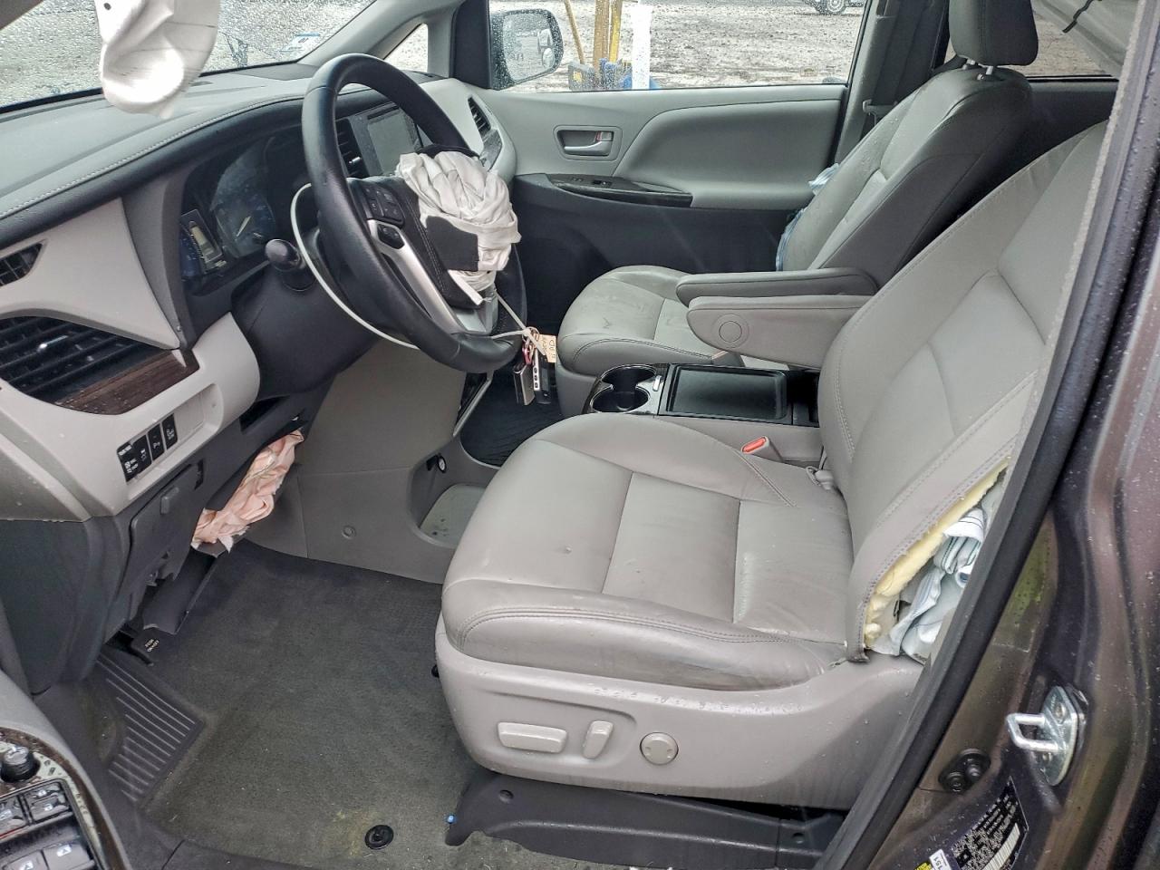 2017 TOYOTA SIENNA XLE photo 7
