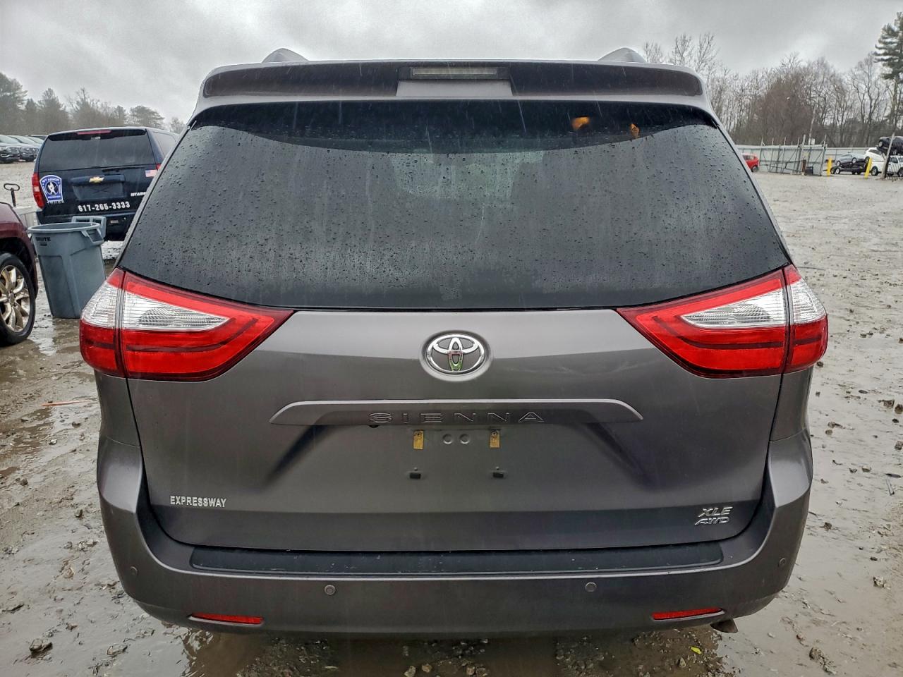 2017 TOYOTA SIENNA XLE photo 6