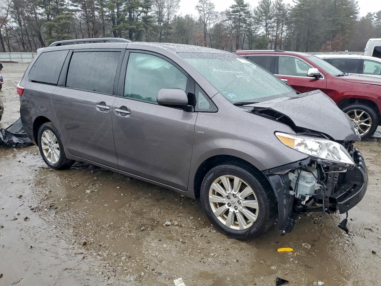 2017 TOYOTA SIENNA XLE photo 4