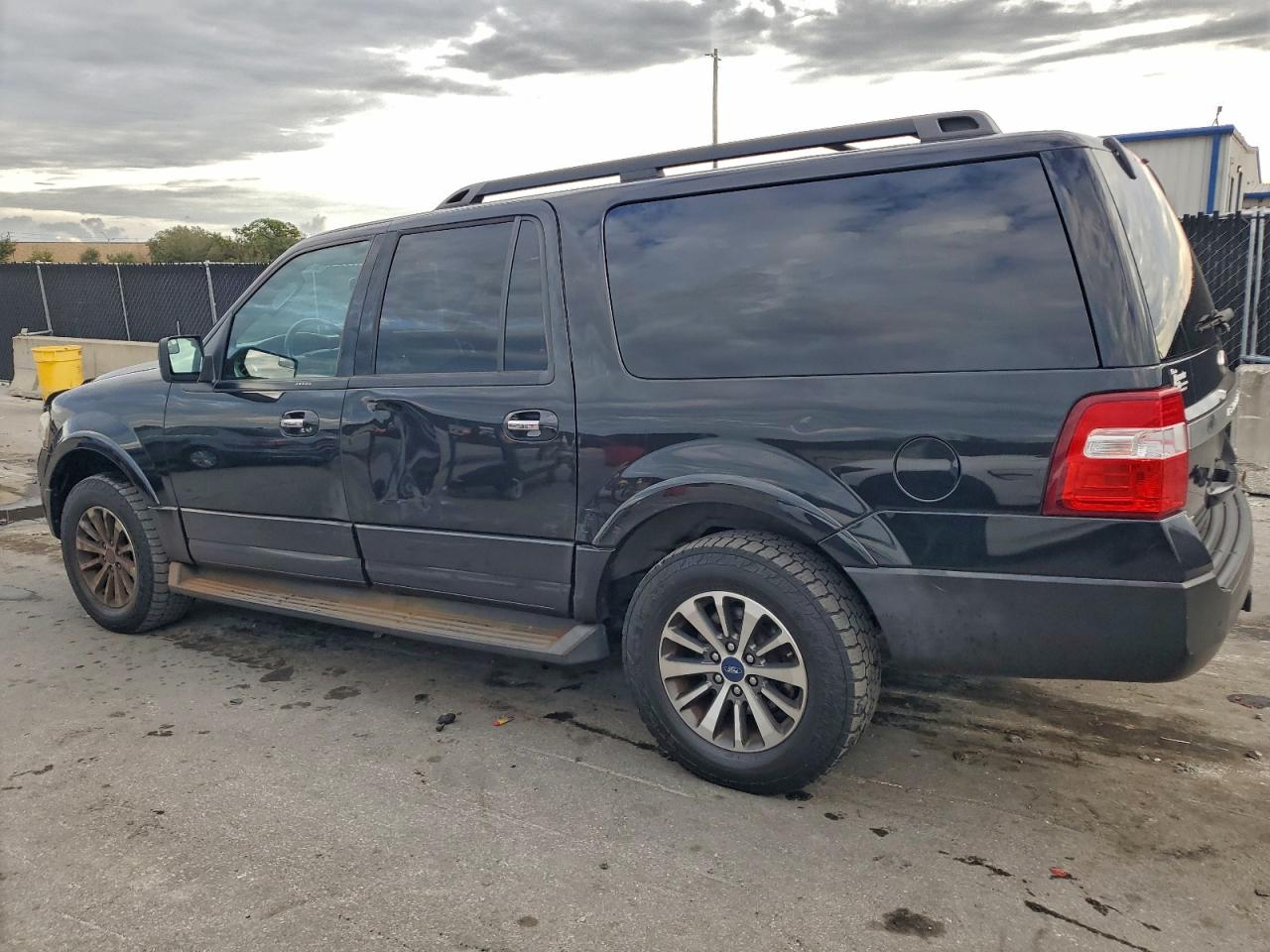 2015 FORD EXPEDITION EL XLT photo 2
