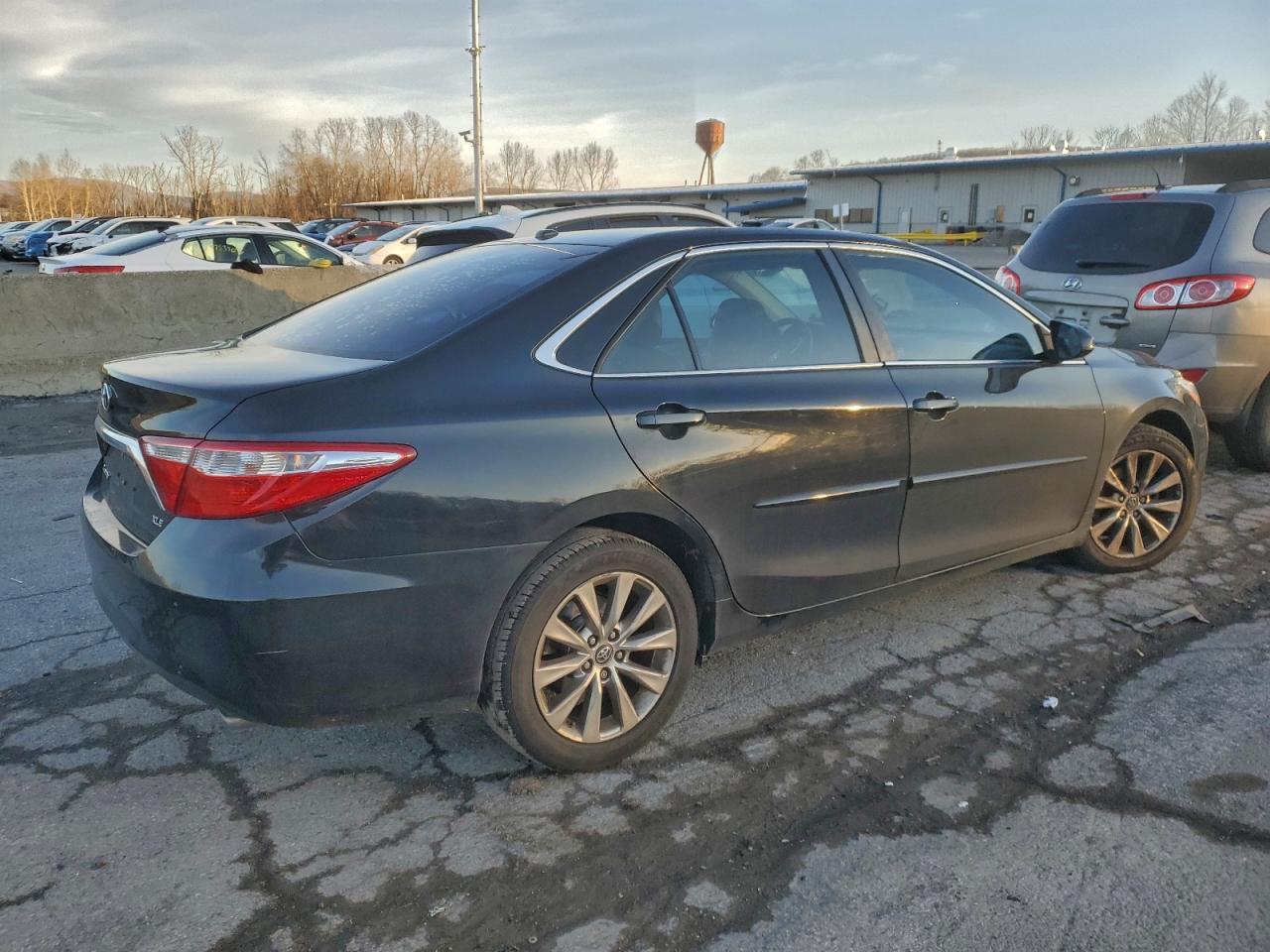 2016 TOYOTA CAMRY LE photo 5