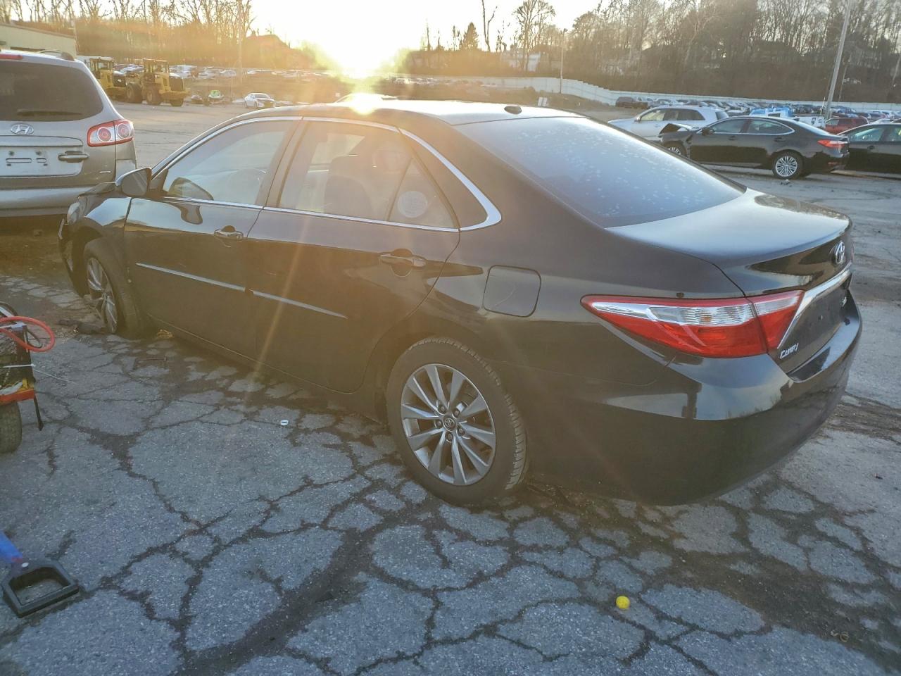 2016 TOYOTA CAMRY LE photo 3