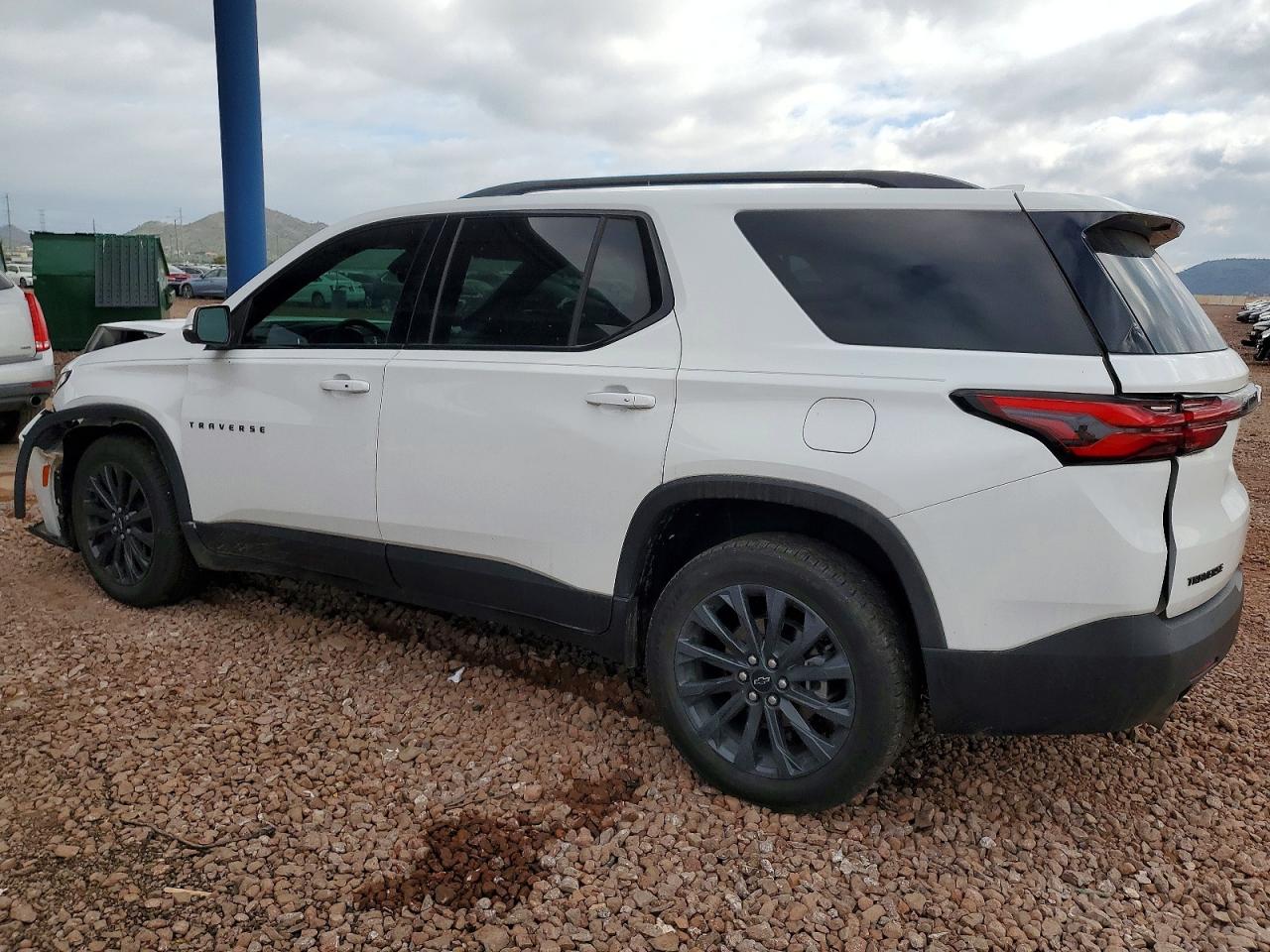 2023 CHEVROLET TRAVERSE RS photo 2