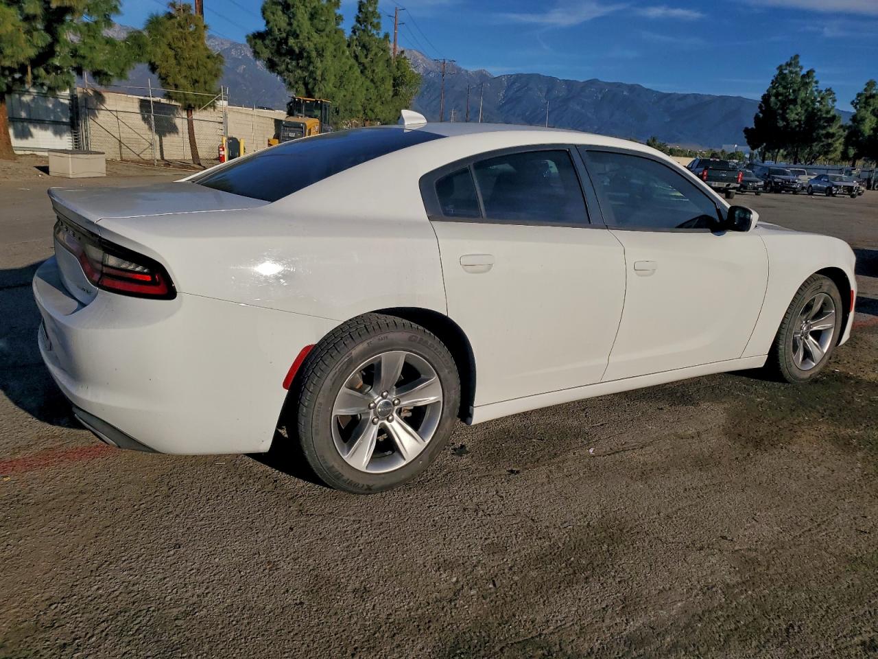 2016 DODGE CHARGER SXT photo 3