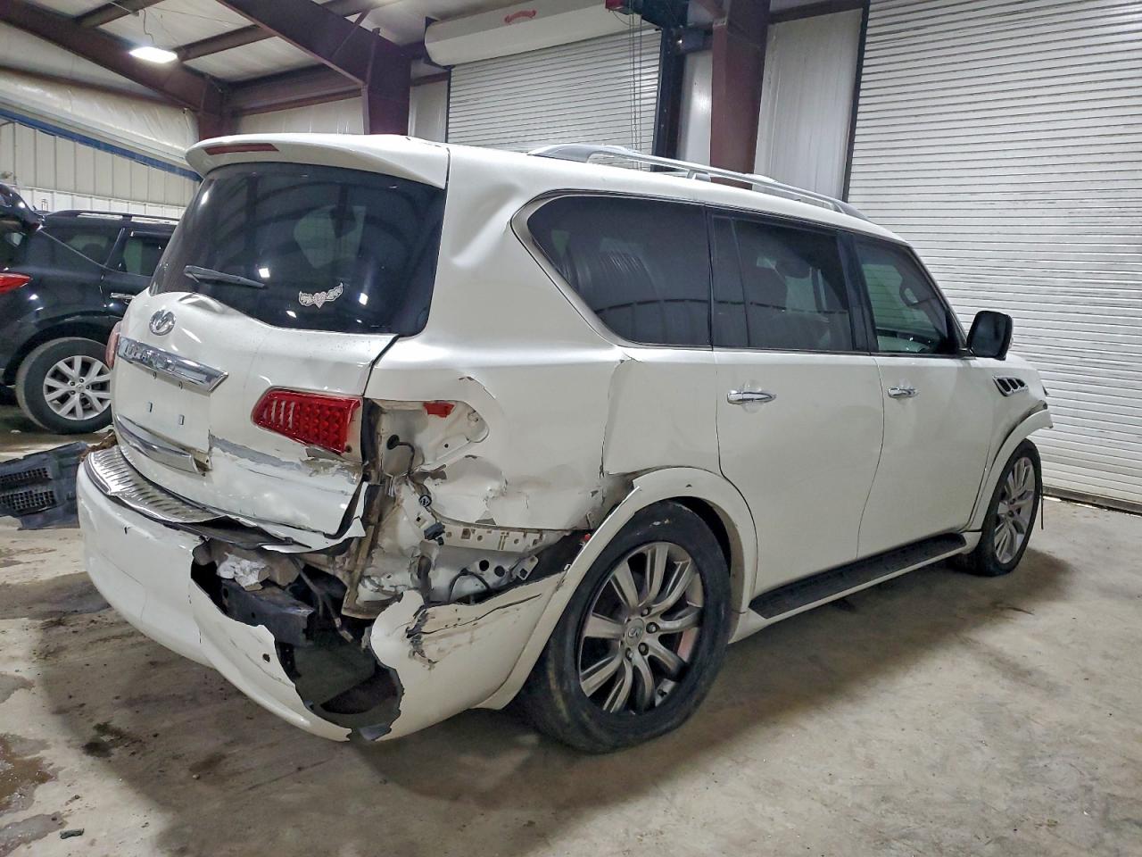 2012 INFINITI QX56 photo 3