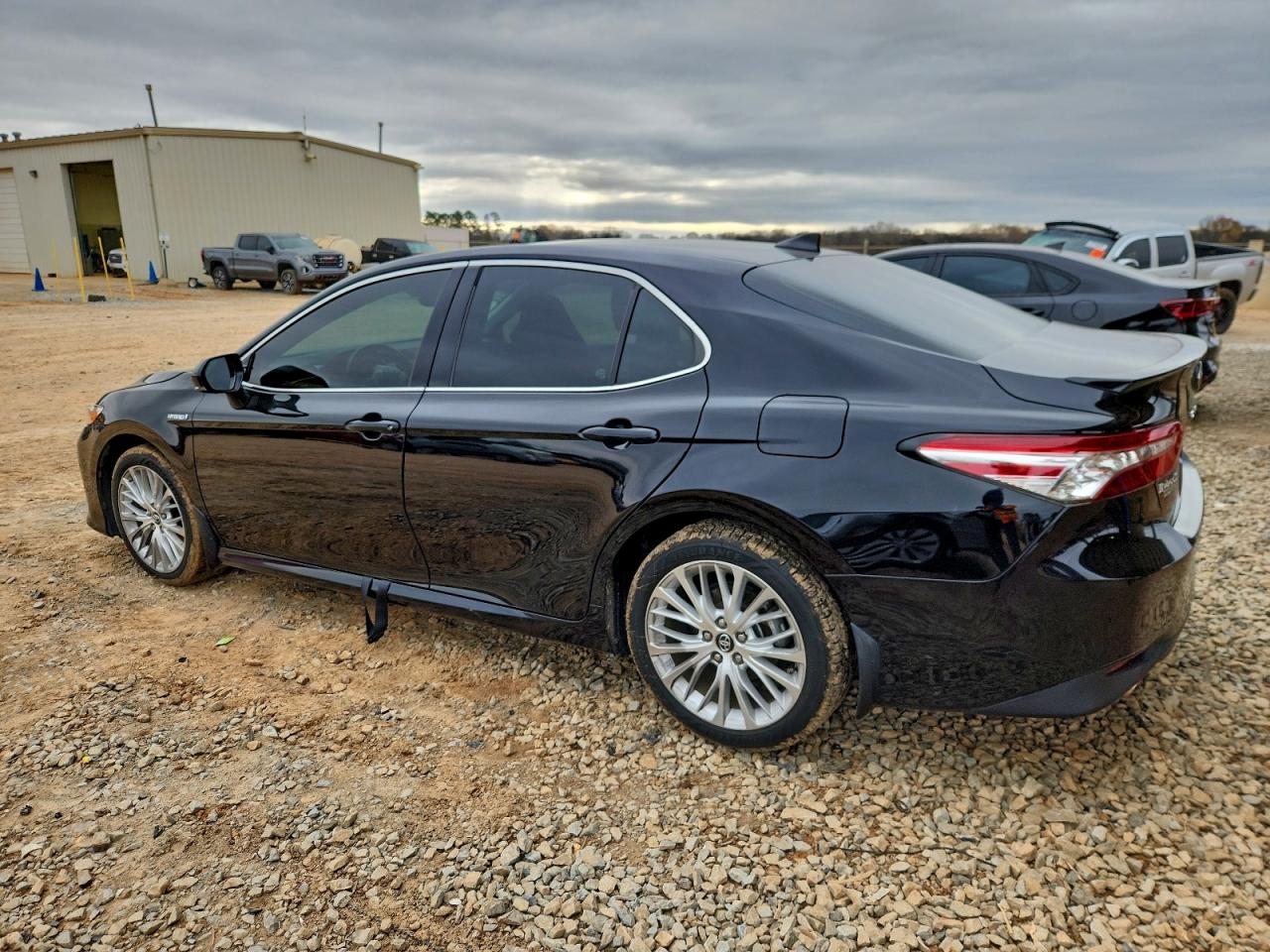 2020 TOYOTA CAMRY XLE photo 3