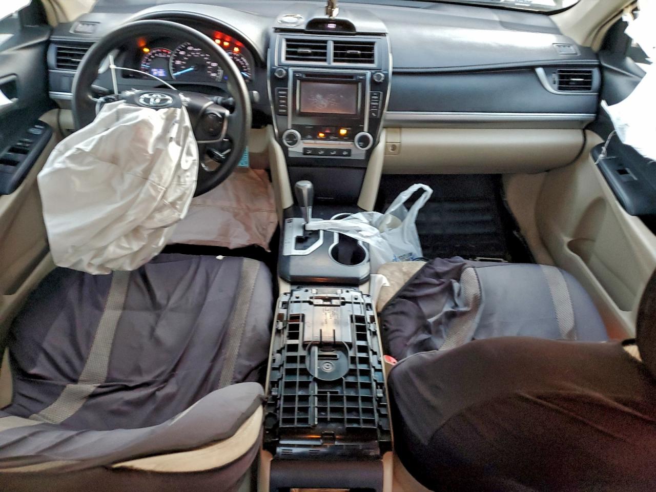 2014 TOYOTA CAMRY L photo 15