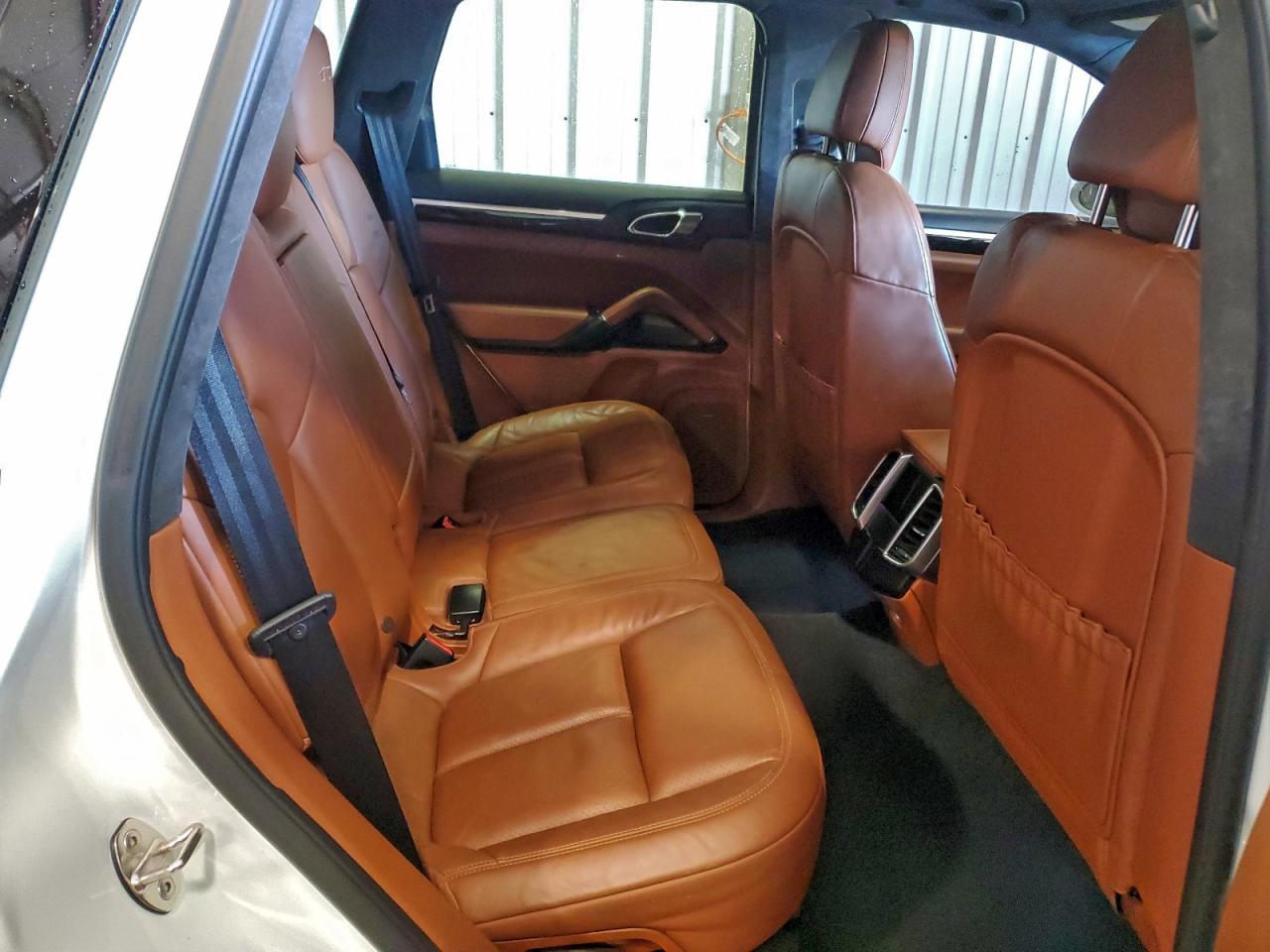 2016 PORSCHE CAYENNE GTS photo 11