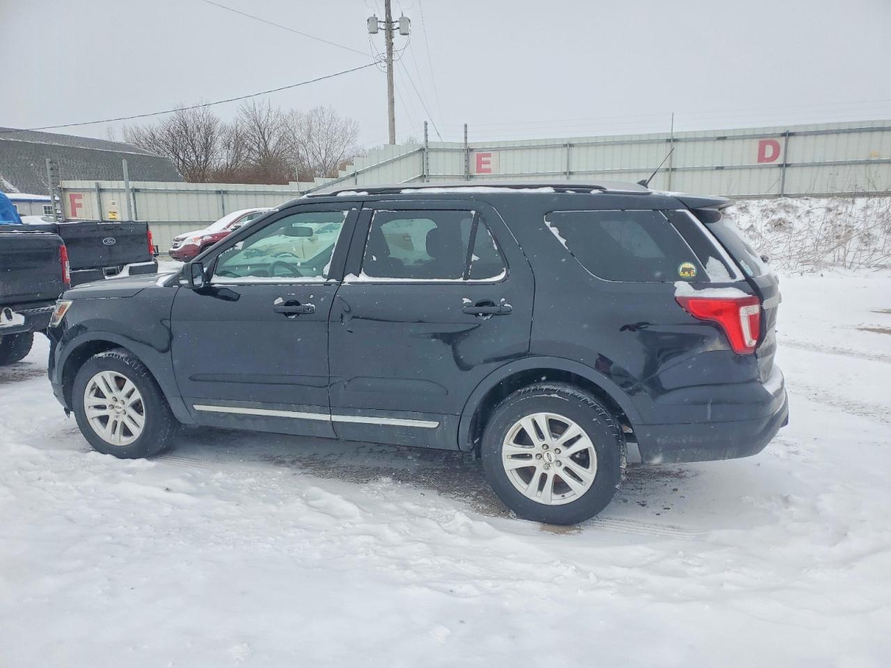 2019 FORD EXPLORER XLT photo 4