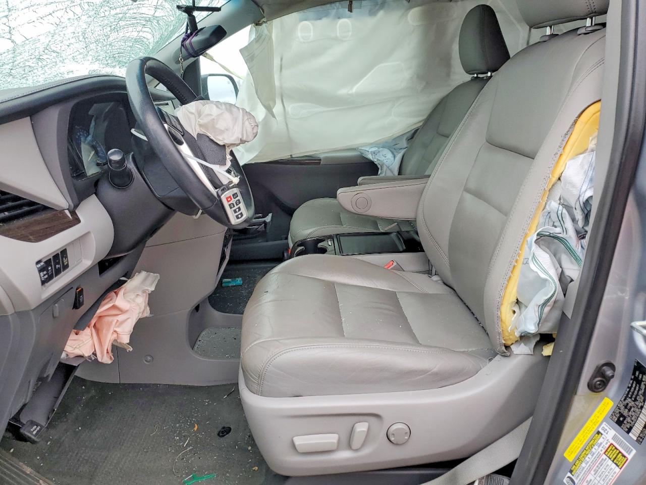 2015 TOYOTA SIENNA XLE photo 19