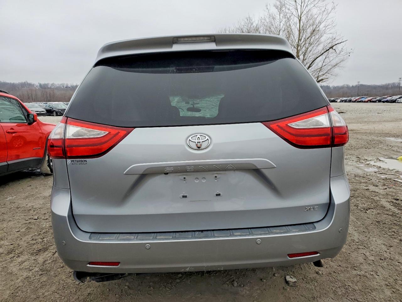 2015 TOYOTA SIENNA XLE photo 16
