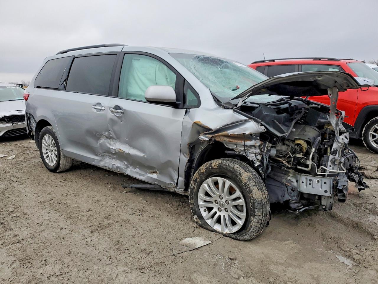 2015 TOYOTA SIENNA XLE photo 10
