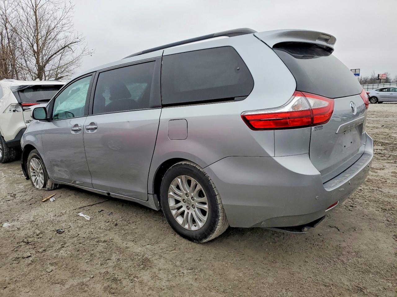 2015 TOYOTA SIENNA XLE photo 4