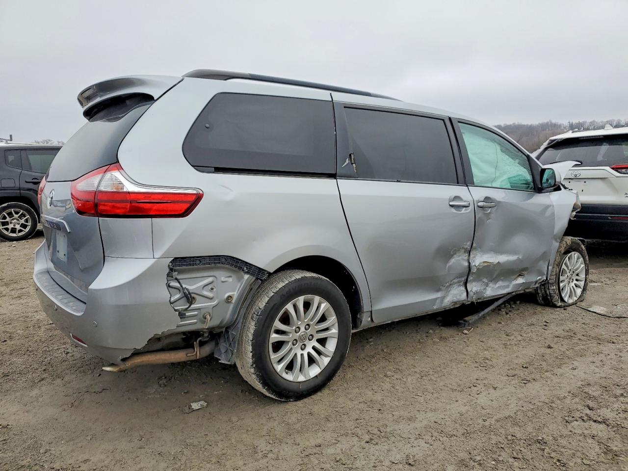 2015 TOYOTA SIENNA XLE photo 7