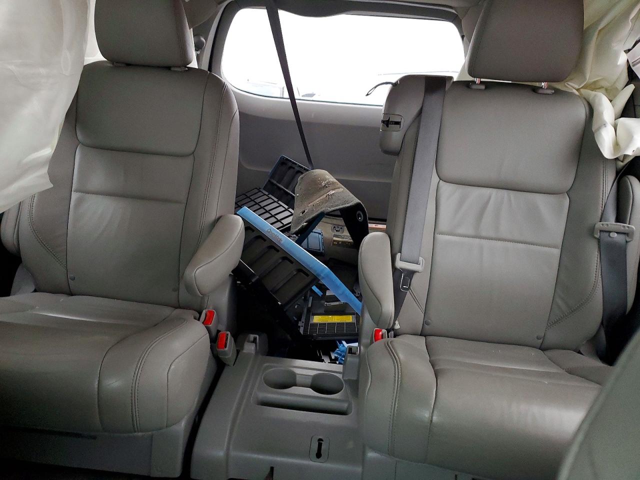 2015 TOYOTA SIENNA XLE photo 28