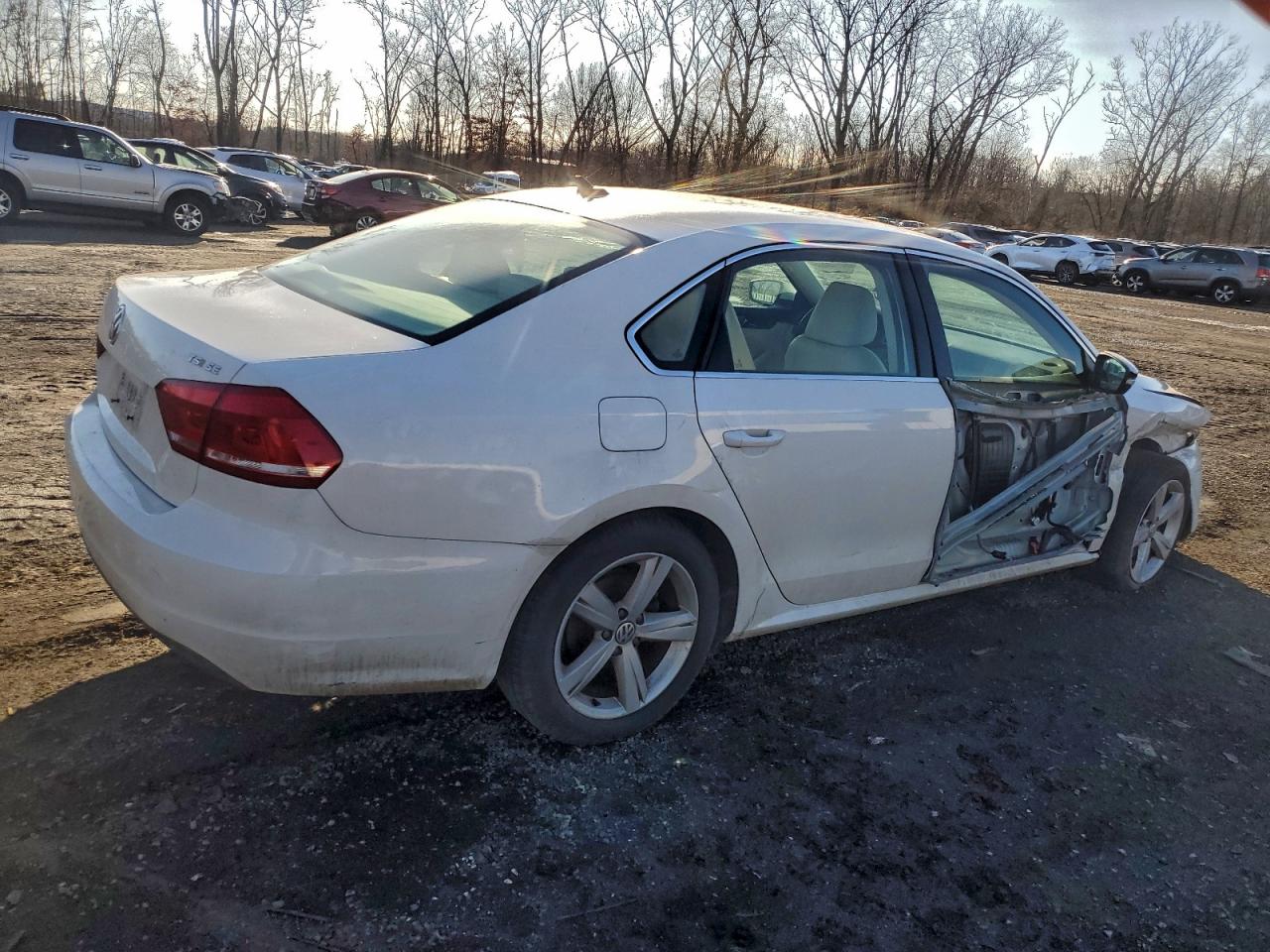 2014 VOLKSWAGEN PASSAT SE photo 3