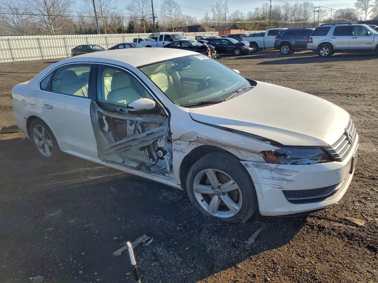 2014 VOLKSWAGEN PASSAT SE photo 4