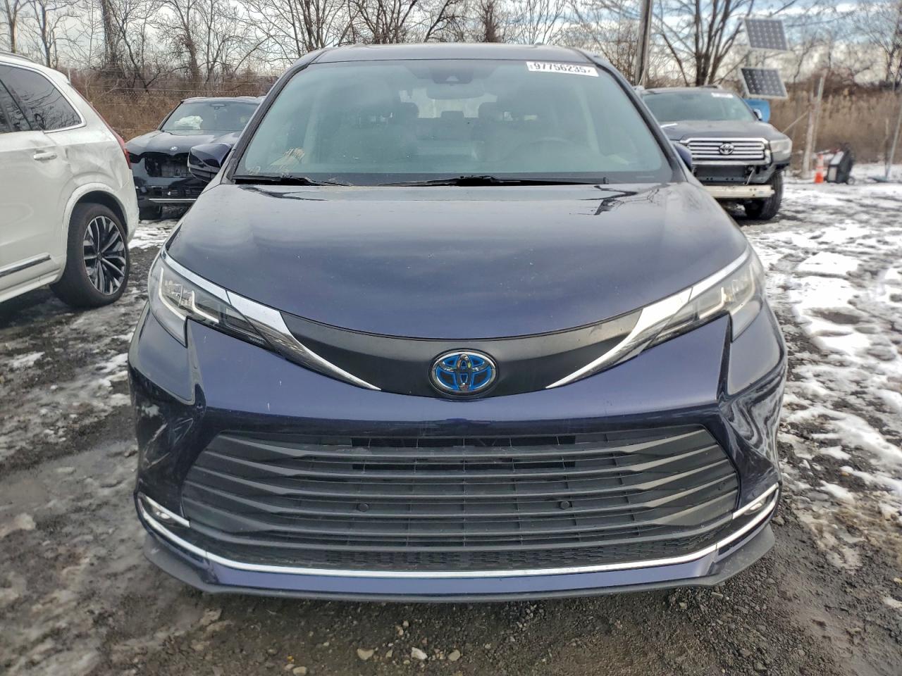 2022 TOYOTA SIENNA XLE photo 5
