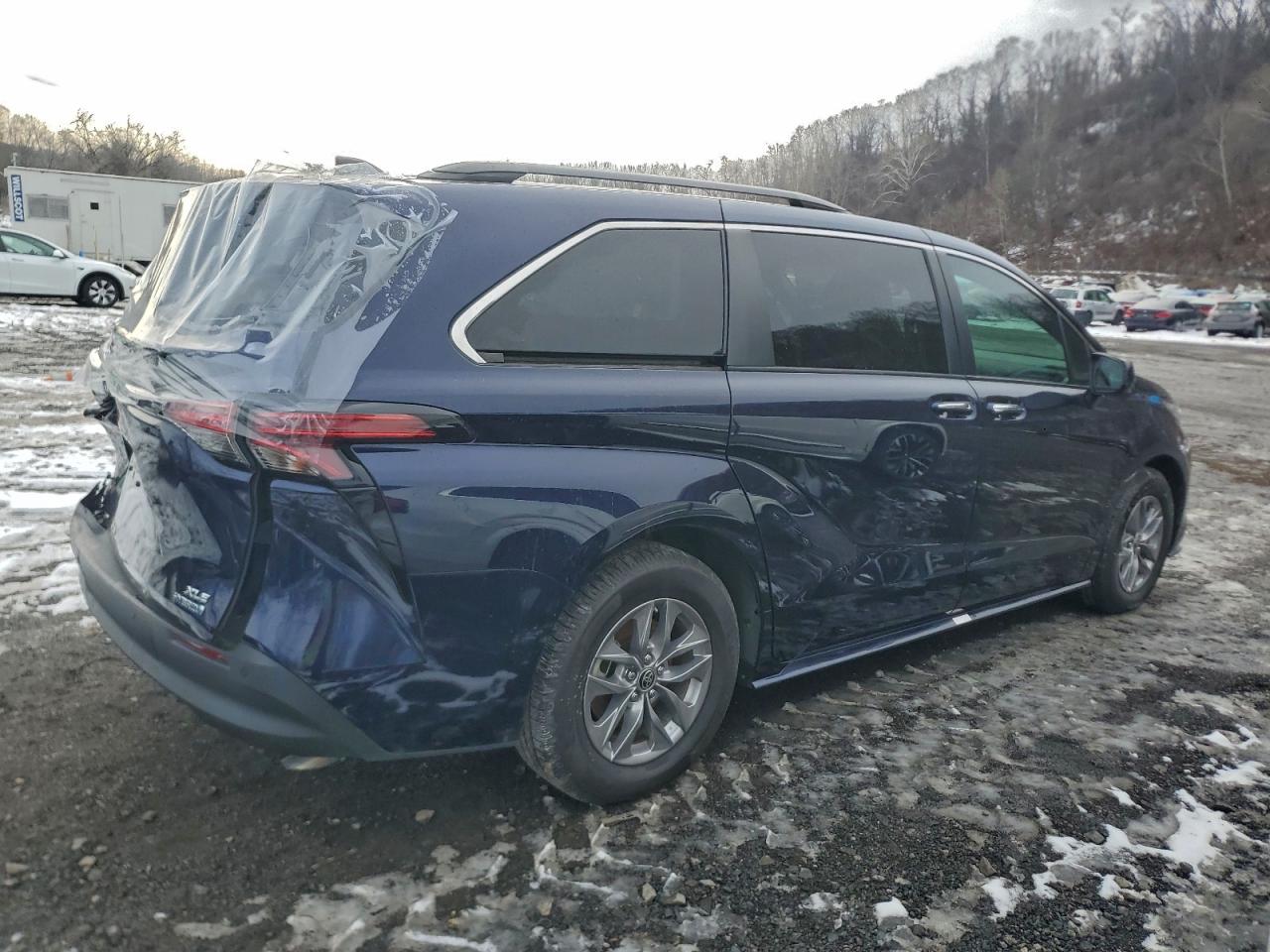 2022 TOYOTA SIENNA XLE photo 3