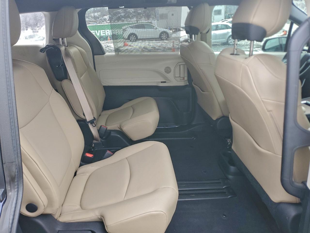 2022 TOYOTA SIENNA XLE photo 11