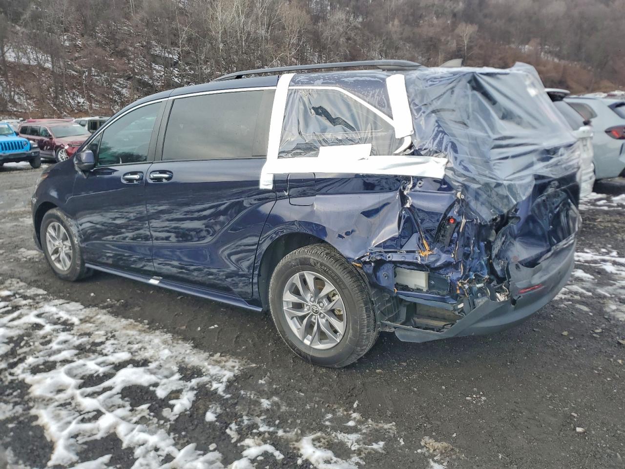 2022 TOYOTA SIENNA XLE photo 2