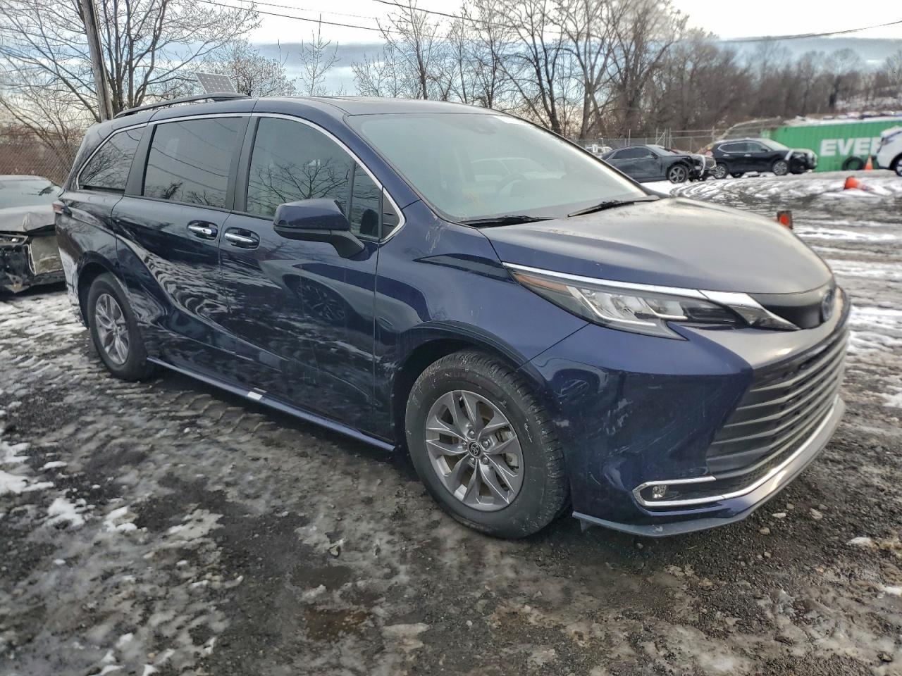 2022 TOYOTA SIENNA XLE photo 4