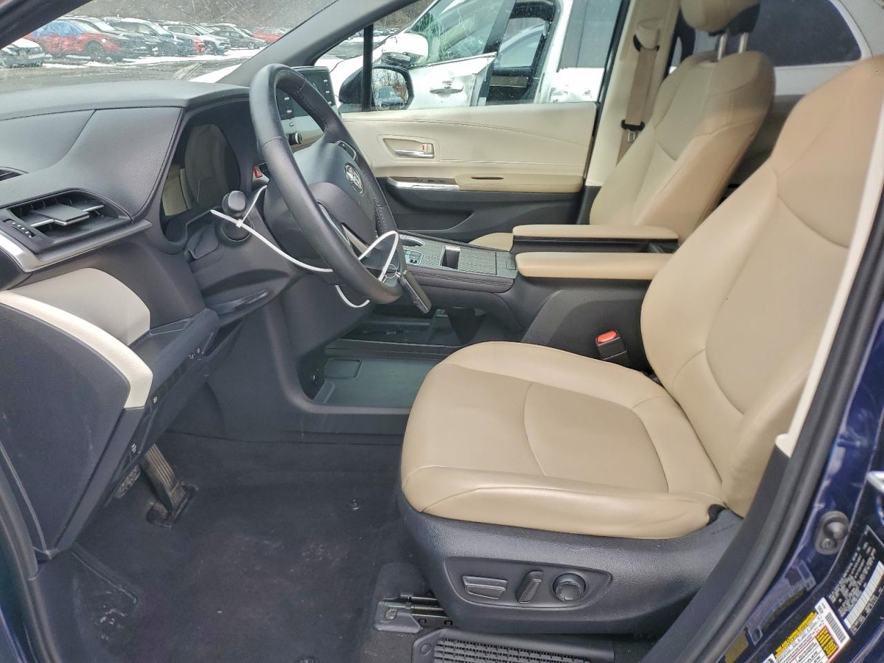 2022 TOYOTA SIENNA XLE photo 7