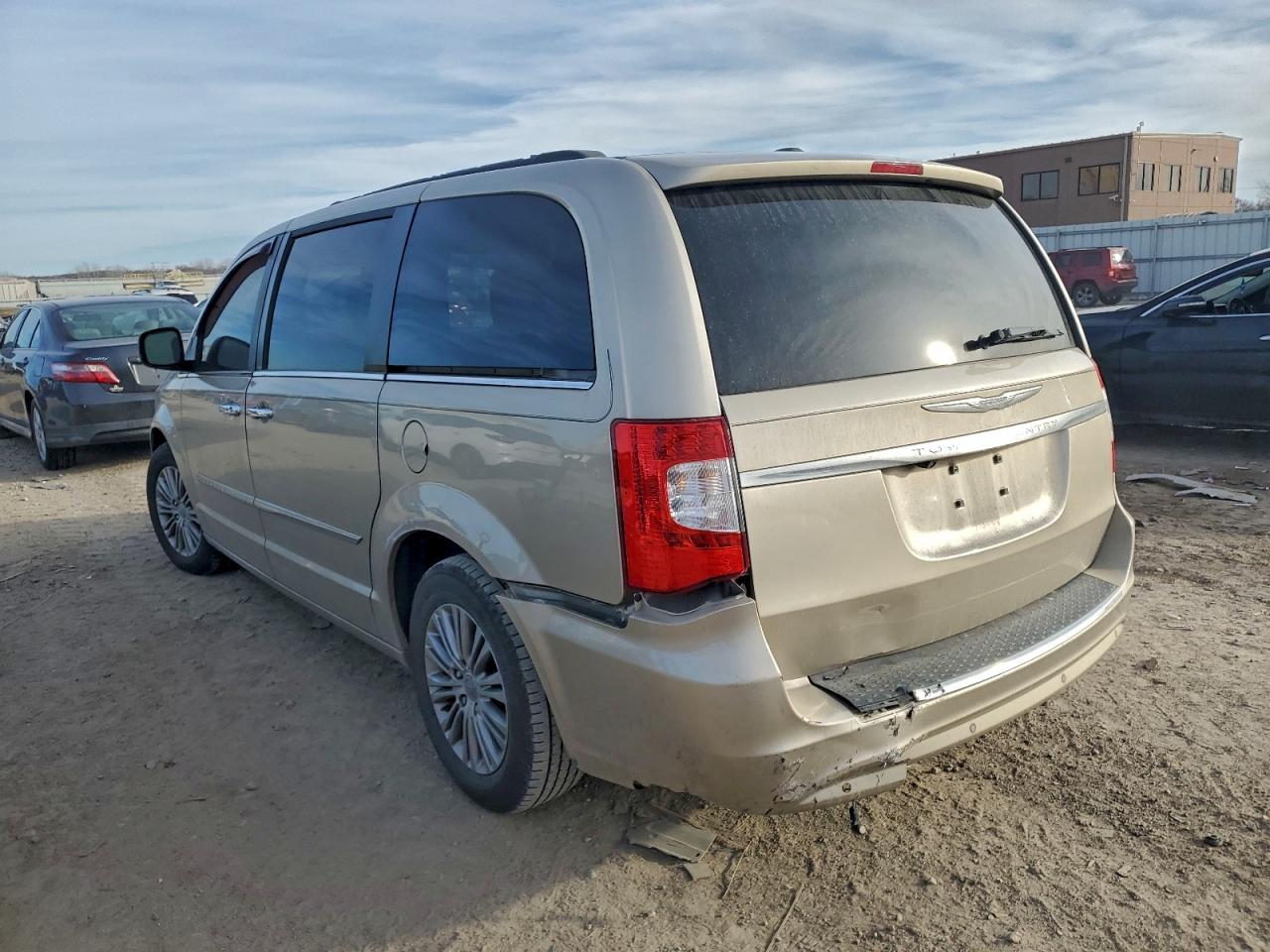 2013 CHRYSLER TOWN & COUNTRY TOURING L photo 2